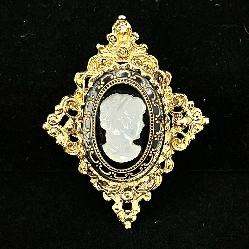 Vintage Victorian Style Lucite Cameo In Gold Tone Filigree Brooch Pendant 